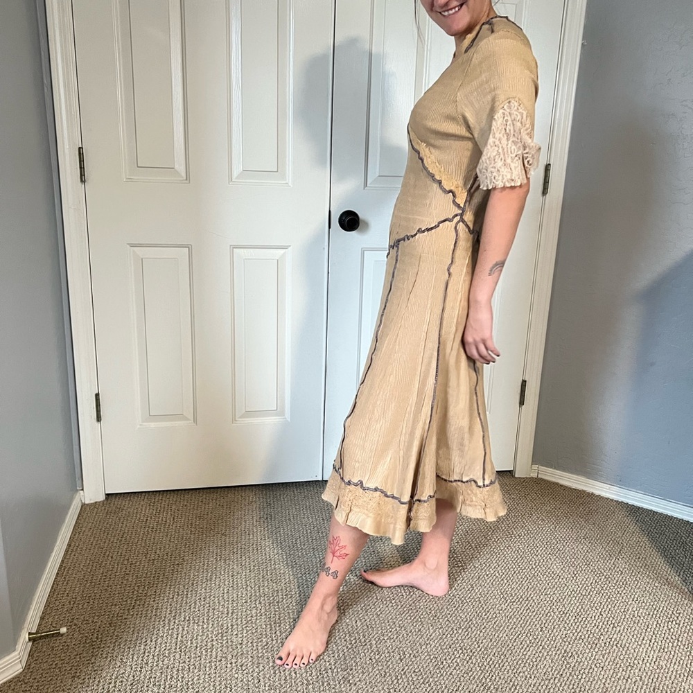 Komarov tan lace midi dress size small stretchy & comfortable - Picture 4 of 15